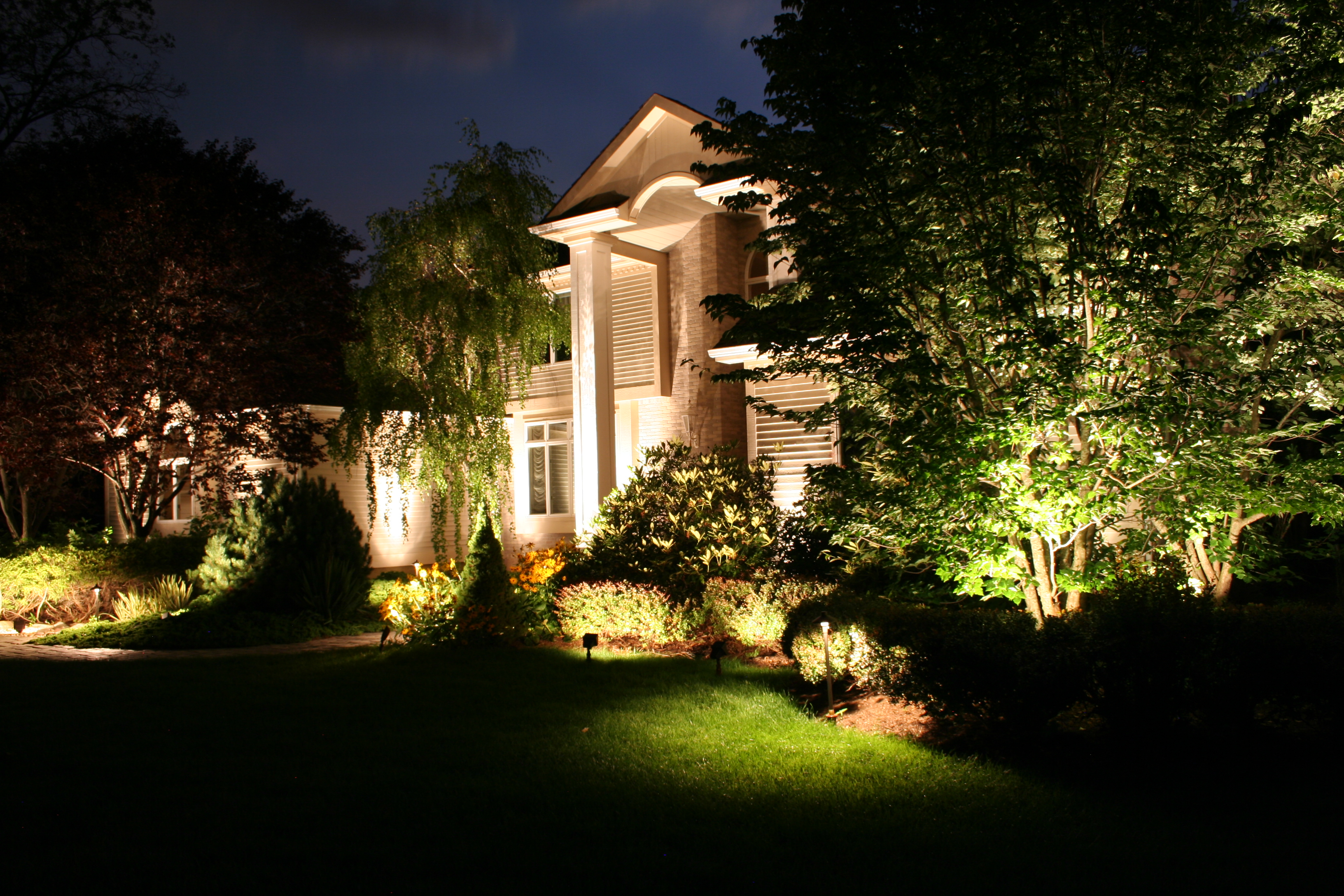 Красивые дома ночью. Освещение в саду. Подсветка участка. Подсветка сада.